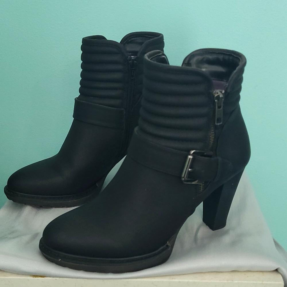 White mountain bootie size 8